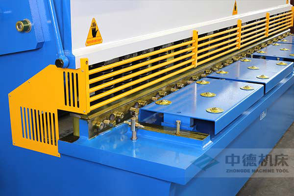 ZDS-432剪板機進料口，安全防護，進料無阻，又能直接觀看到燈光對線的剪切位置.jpg